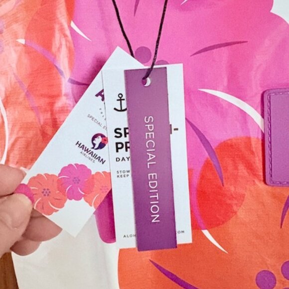 ALOHA COLLECTION X HAWAIIAN AIRLINES Lei Pualani Day Tripper -- New w/tags! - Picture 2 of 2